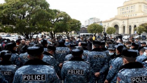 “Paşinyan özünün, ailəsinin həyatından çox narahatdır“ - Ermənistanda baş verənlərin pərdəarxası