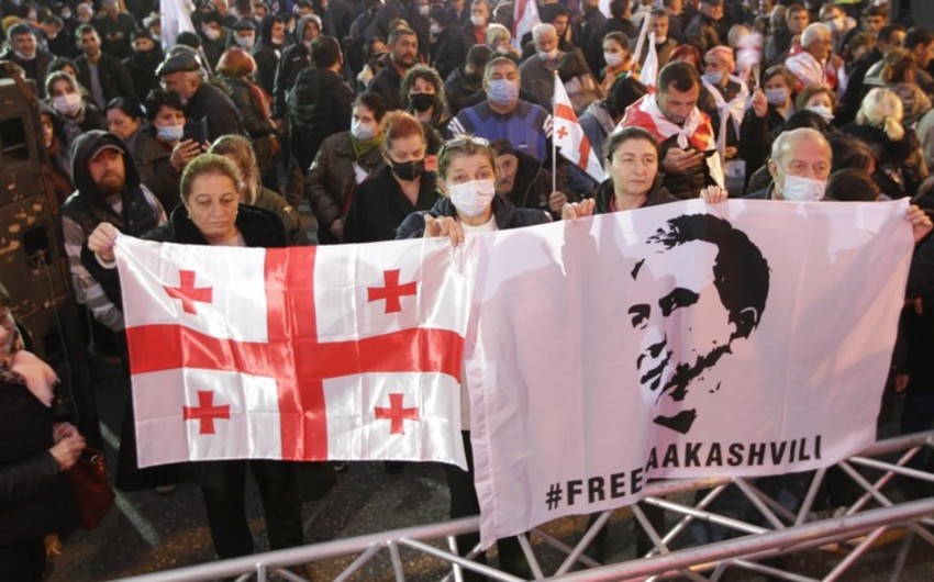 Tbilisidə parlament binası qarşısında Saakaşviliyə dəstək AKSİYA KEÇİRİLİB