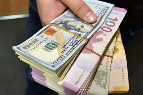 Azərbaycan bankları dollar qəbulunu DAYANDIRDI