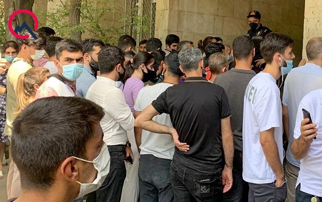 Azərbaycanda vaksin müsibəti: “Kim bacarır, özünü qabağa salır”