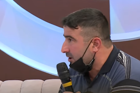 Azərbaycanda şok hadisə: Avtobusda qadının yerinə pul verən kişi onunla evlənməyə məcbur edildi - VİDEO