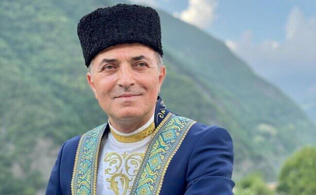 "Bir qızım diplomatdır, digər qızım məmur"