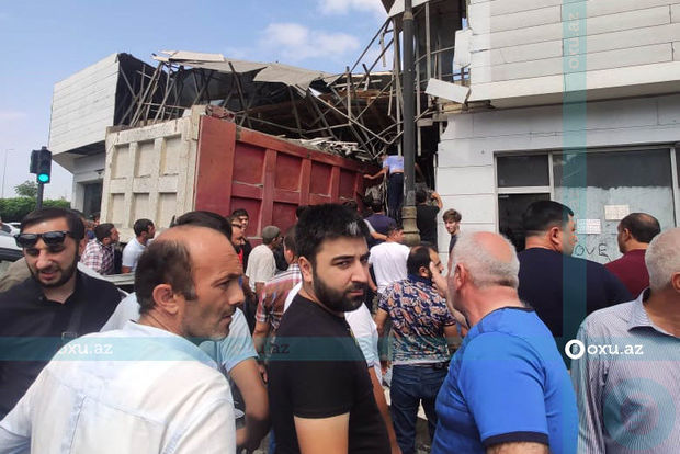 Bakıda ağır qəza: Yük avtomobili maşına və hasara çırpıldı - YENİLƏNİB + FOTO/VİDEO