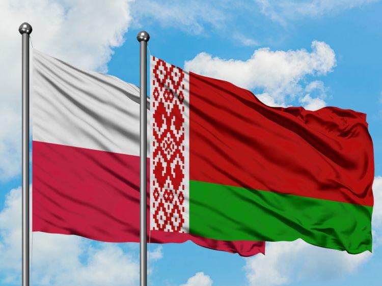 “Belarus sərhədçiləri Polşa sərhəddindəki hasarı yıxıblar”