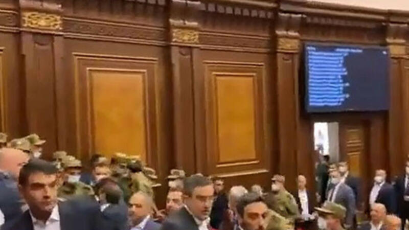 Ermənistan parlamentində Azərbaycan Prezidentinə görə dava düşdü 