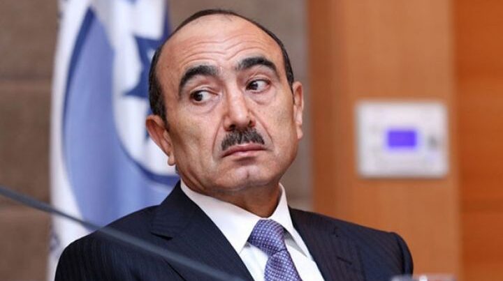 ŞOK: Əli Həsənovun tualetdə jurnalistlə fotoları yayıldı: "Mən sənə dedim axı püşkatmada həll edəcəm, can ömrüm" - FOTOLAR