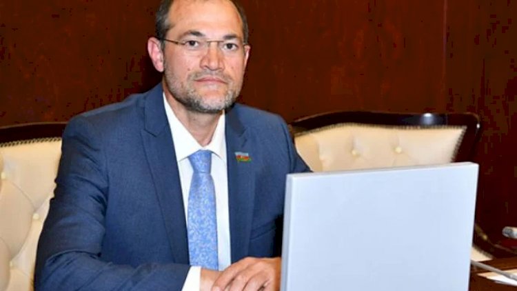 Deputat: “15 dəqiqə ərzində 1 kiloqrama yaxın bal yedim”