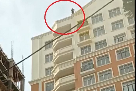 Bakıda bir nəfər intihara cəhd edir VİDEO SON DƏQİQƏ