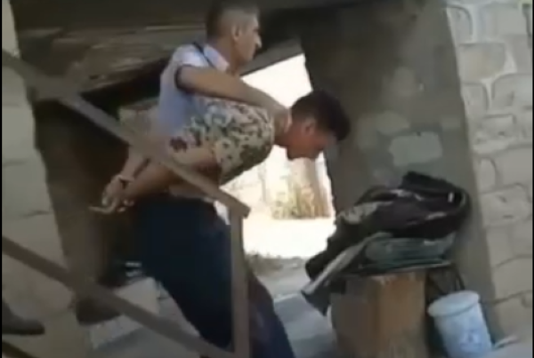 Azərbaycan əsgərini əsir götürən erməni polisinin Ağdərədə nə işi var?