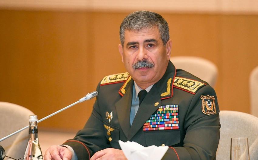 Müdafiə naziri qoşunların yüksək döyüşə hazırolma səviyyəsinə gətirilməsi barədə tapşırıq verib