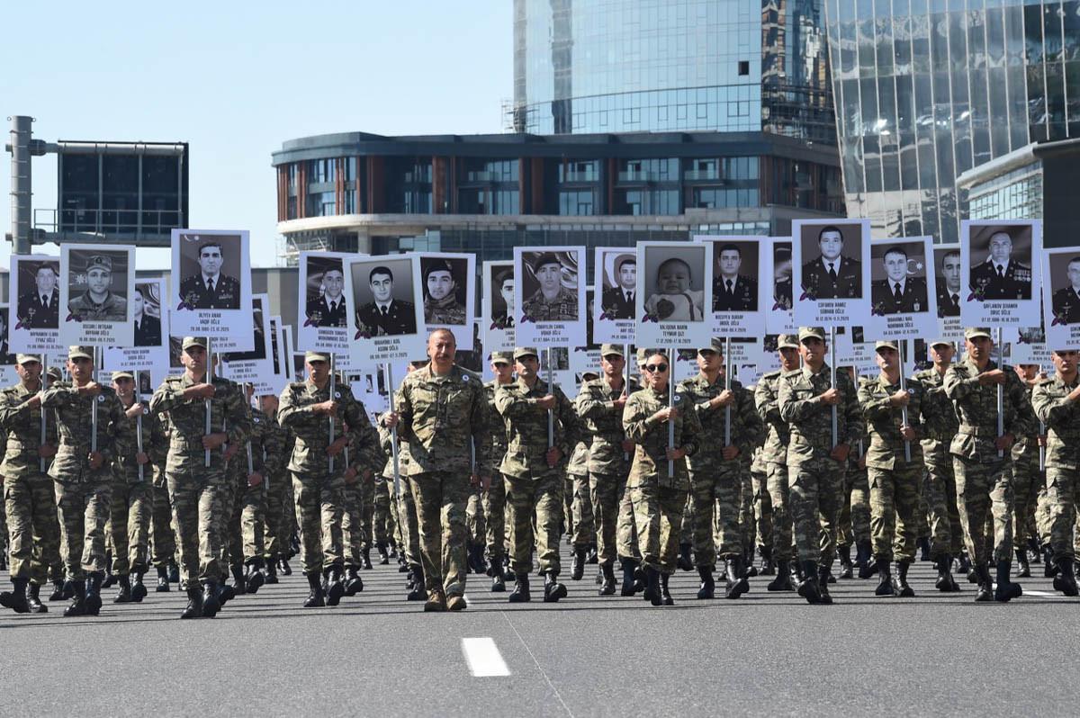 Prezident İlham Əliyev və birinci xanım Mehriban Əliyeva Bakıda yürüşdə iştirak edib - FOTOLAR