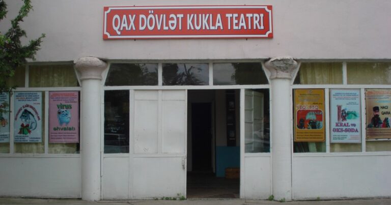 “BU İNSANLAR NƏ DÜŞÜNÜR, NƏYİN FƏRQİNDƏ OLDUQLARINI BİLİRLƏRMİ?” - Tanınmış Teatrşünas-tənqidçi Anar Burcəliyev