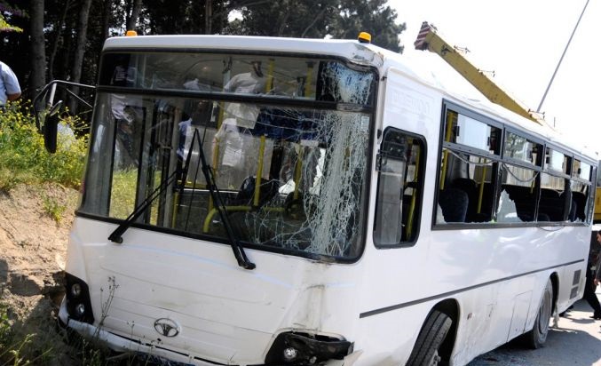Bakıda sərnişin avtobusu qəzaya düşdü