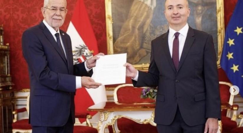 Azərbaycan səfiri etimadnaməsini Avstriya prezidentinə təqdim edib