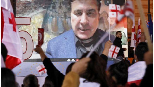 İKİNCİ TUR VƏ İKİYƏ BÖLÜNMÜŞ GÜRCÜSTAN – Saakaşvilinin bir neçə şəhərdə qələbə çalacağı gözlənilir