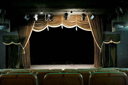 Məktəblinin inkişafında teatr qüdrətli tərbiyə vasitəsidir