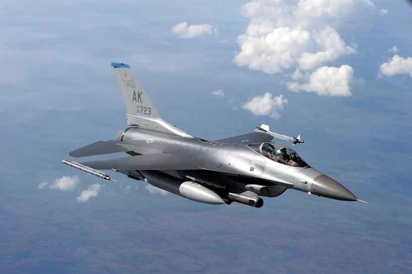 F-16 qırıcı təyyarəsi qəzaya UĞRADI - Bu ölkədə...
