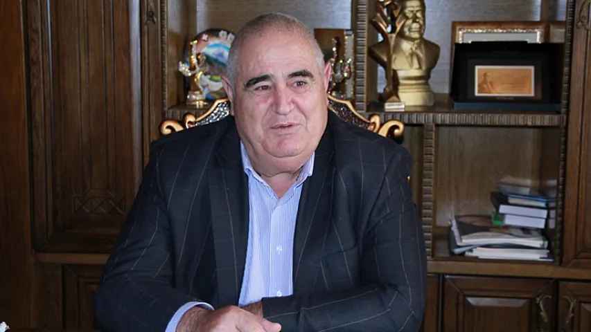 İsfəndiyar Axundovun milyonluq avtomobillərinə həbs qoyuldu - İş adamı məhkəməyə üz tutdu
