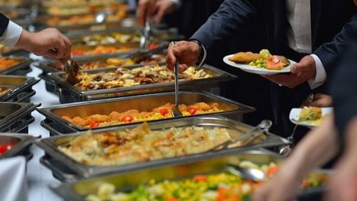 “Başqa yerdə bişirilən köhnə yeməklər restoranlara gətirilir və qızdırılıb müştəriyə verilir” – ŞOK İDDİA