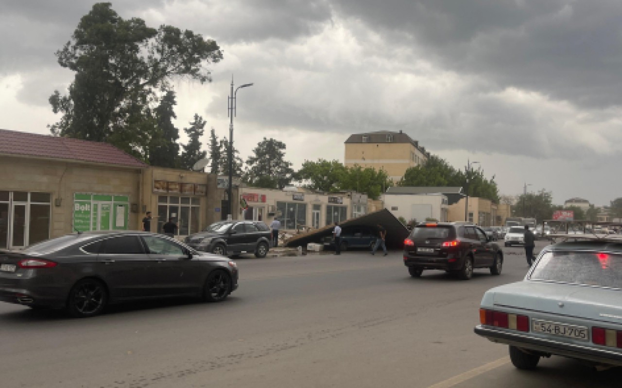 Külək tikilinin damını maşının üstünə aşırdı