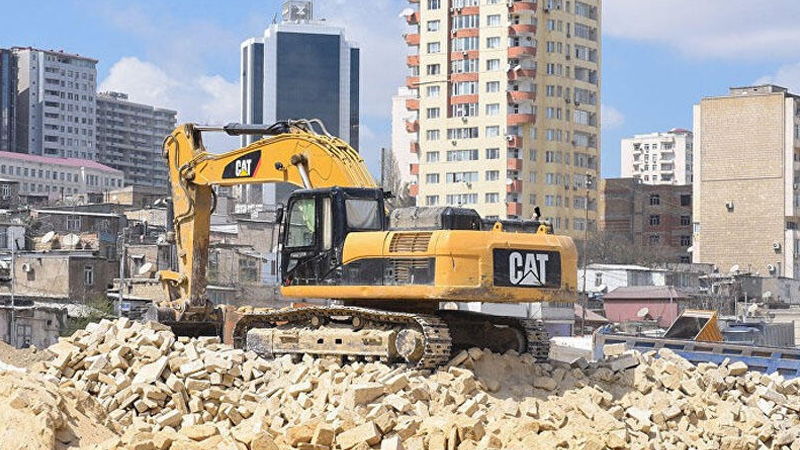 "2700 manat təklif edib, bizi binadan çıxarmaq istəyirlər" - Bakıda dövlət adından söküntü aparılır?
