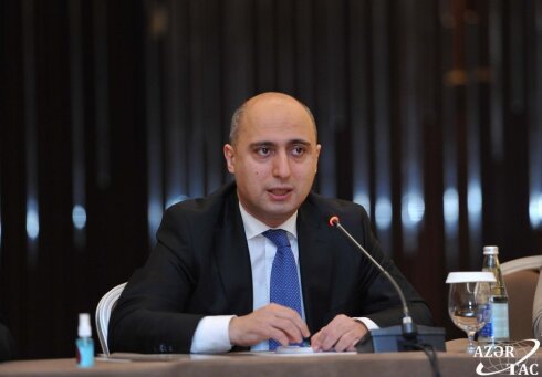 Emin Əmrullayev qanunsuzluq edən direktoru niyə qoruyur?