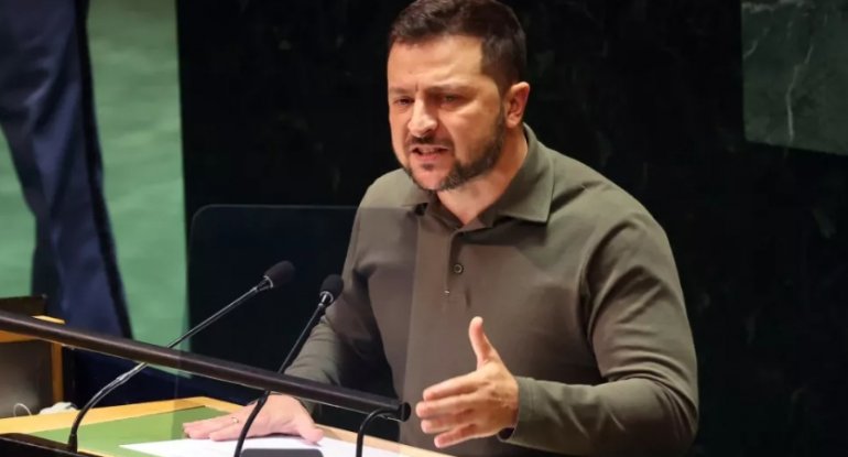 Gürcü rəsmilər Zelenskini "topa tutdu", biri təhqir etdi - Təfərrüat