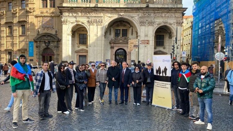 Praqada "Qaçqınların öz vətənlərinə repatriasiyası: Avropa təcrübəsi" adlı foto-sərgi keçirilib