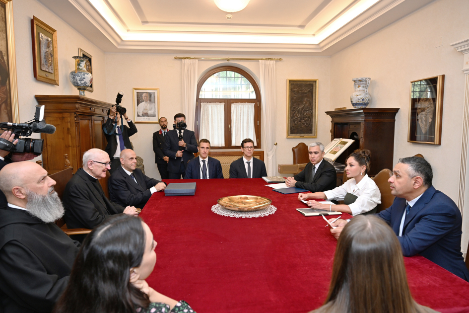 Birinci Xanım Müqəddəs Pavel Bazilikasının baş keşişi ilə görüşüb - FOTO