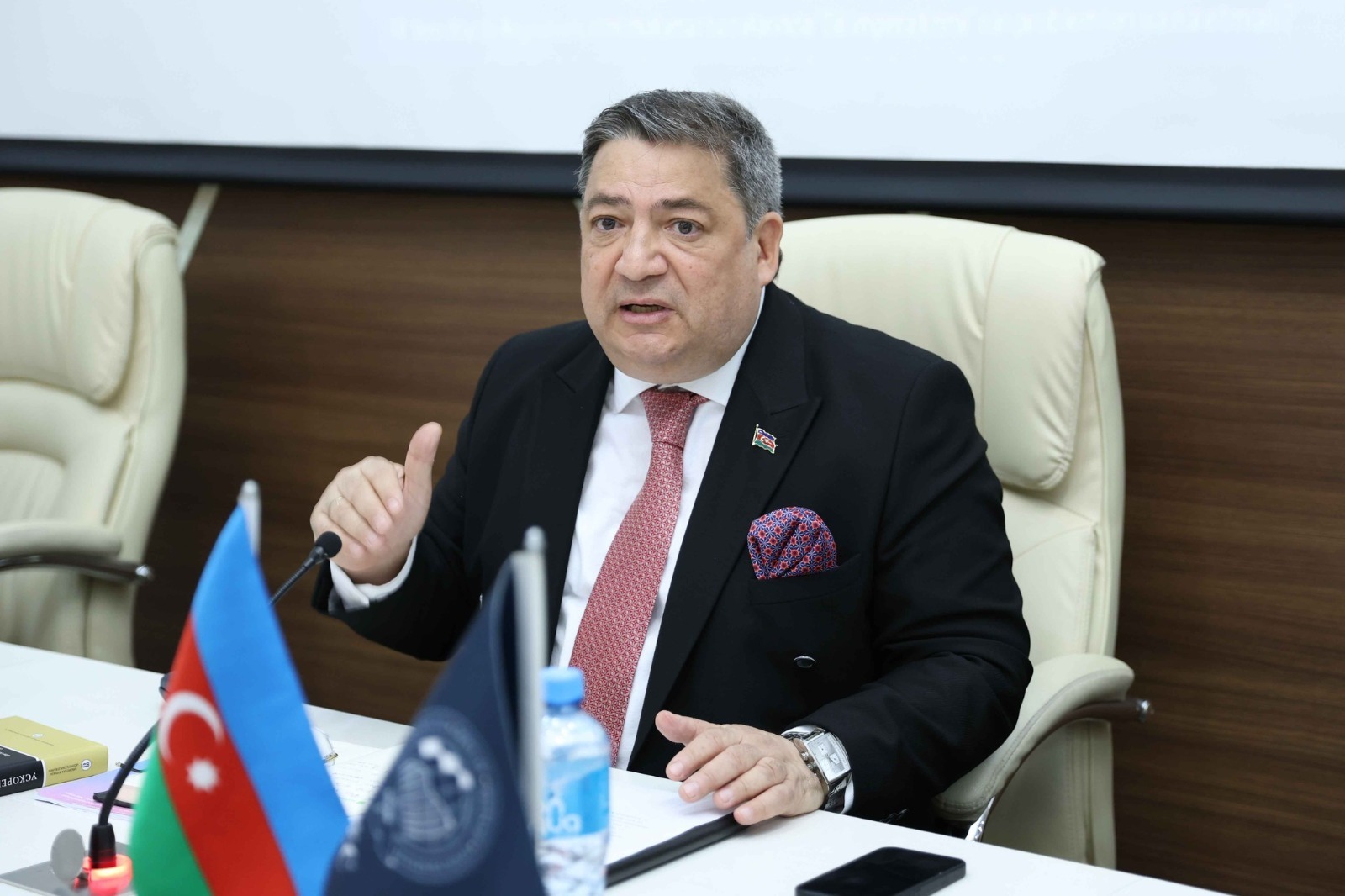 Ramiz Mehdiyevin kitablarını onlar yazırdılar - Professor