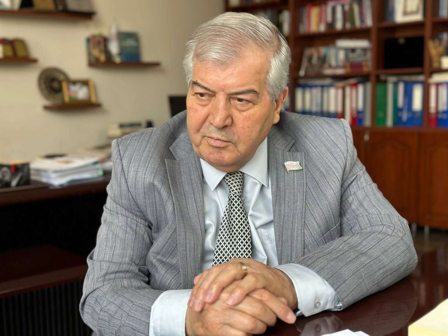 Sabir Rüstəmxanlıya qiymət oxuyan müğənni...