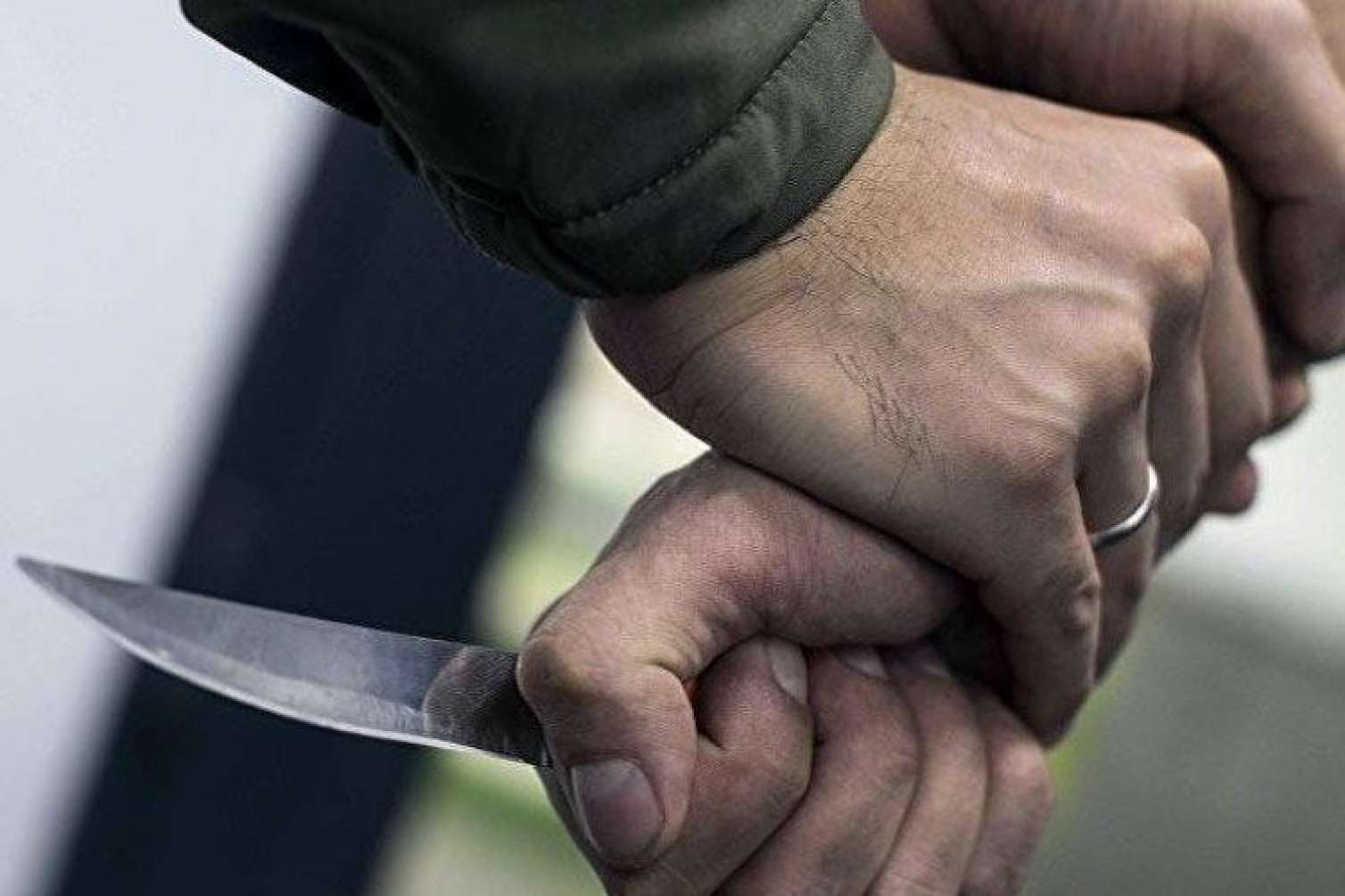 Tanımadığı şəxs tərəfindən bıçaqlandı