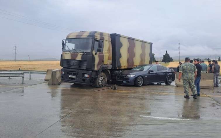 Azərbaycanda "BMW" hərbi maşına çırpıldı