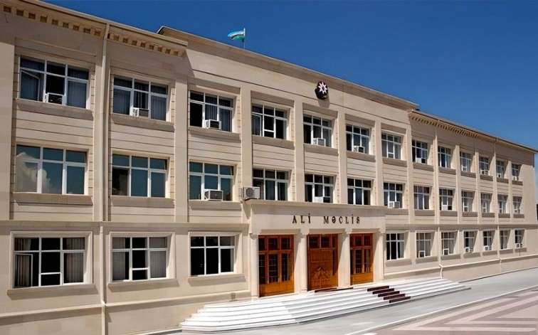 Deputat xadiməni məhkəməyə verdi - SƏBƏB