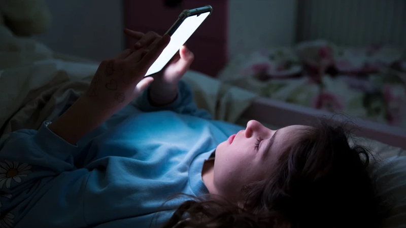 Yatmazdan əvvəl telefona baxmaq yuxu sağlamlığını həqiqətən təsir edirmi?