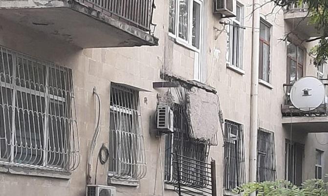 Hövsanda binanın eyvanı uçdu: qadın xəsarət aldı