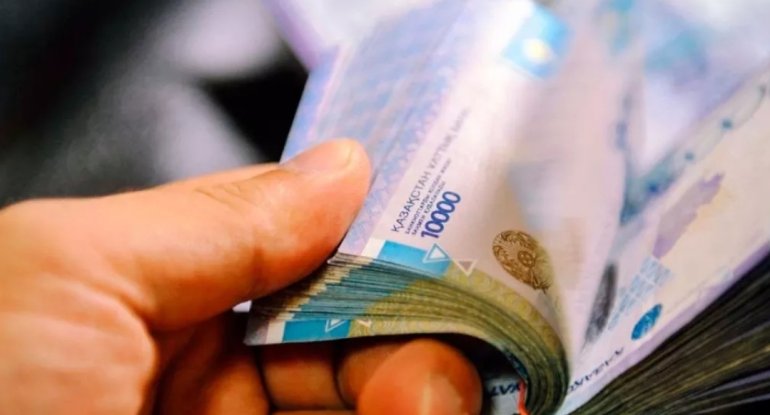 Qazaxıstanlılar kütləvi şəkildə dollar alırlar