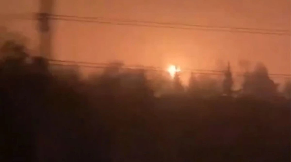 Ukrayna Rusiyanın neft bazasını vurdu, aeroportlar bağlandı