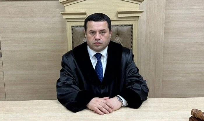 Hakim təqsirləndirilən şəxsin müdafiəçisi rolunda çıxış etdi...