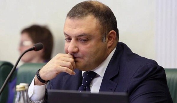 Azərbaycanlı senator axtarışa verildi