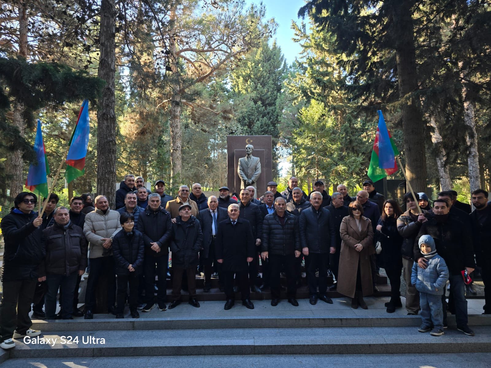 Həmrəylik Günündə Əbülfəz Elçibəyin məzarı ziyarət edildi - FOTO