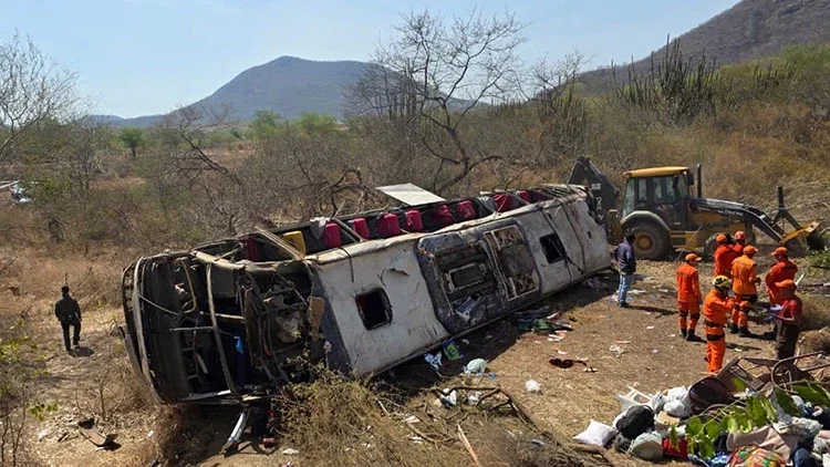 DünyaAvtobus aşdı: 16 ölü, 44 yaralı