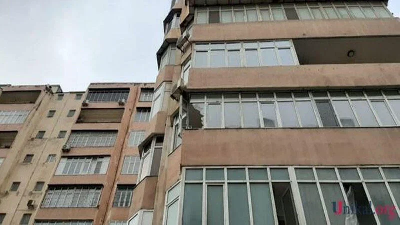 Külək məşhur biznes mərkəzinin fasadını qopardı 