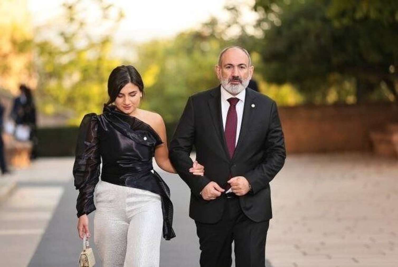 Paşinyanın qızının maaşı yenidən gündəmdə