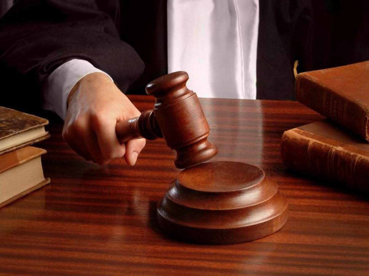 Atasını öldürməkdə ittiham olunan 15 yaşlı qız ev dustaqlığına buraxılıb