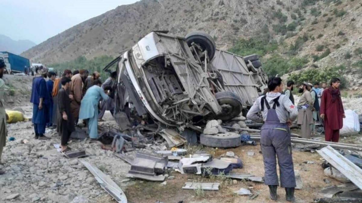 Əfqanıstanda sərnişin avtobusu dərəyə aşdı: Azı 12 ölü var