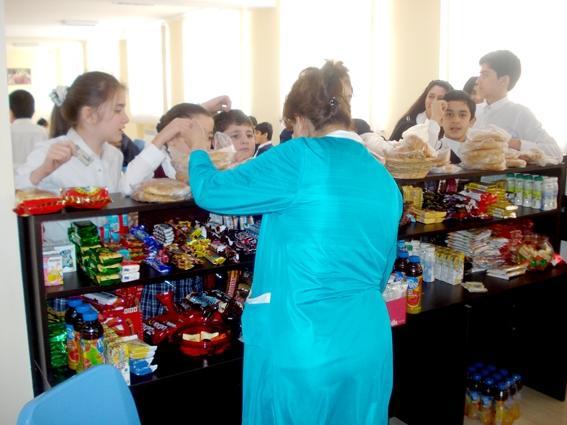 On şagirdin zəhərləndiyi məktəb bufeti BAĞLANDI