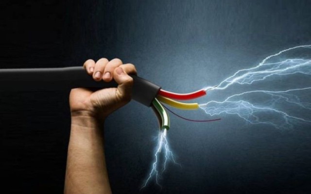 Elektrik naqilləri ilə oynayan yeniyetməni "tok" vurdu