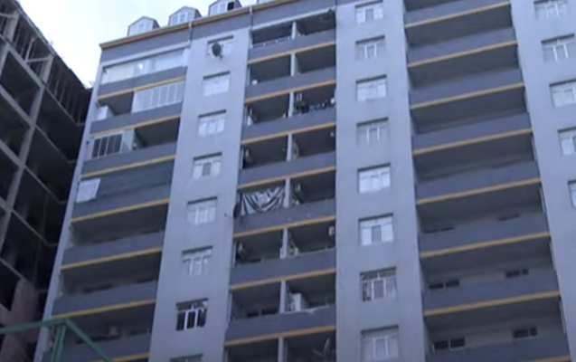 Bakıda 13-cü mərtəbədən yıxılan gənc sağ qaldı