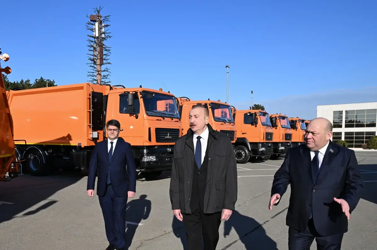 İlham Əliyev Bakıda məişət tullantıları daşıyan texnikalarla tanış olub
